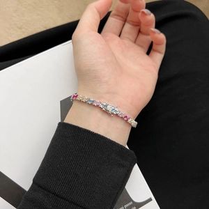 Gros plan du bracelet tennis en argent S925 serti de zircons colorés taille baguette au poignet