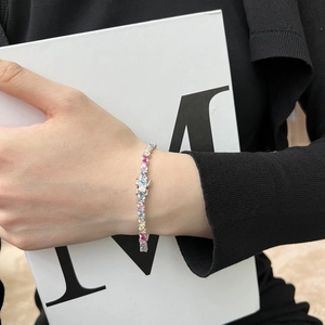 Détail du bracelet en argent S925 avec zircons colorés et pierres en dégradé arc-en-ciel