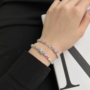 Bracelets colorés en argent S925 sertis de zircons portés au poignet féminin