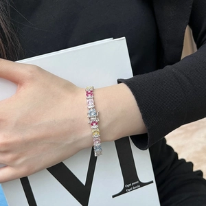 Dettaglio di un bracciale tennis in argento S925 con zirconi colorati e chiusura sicura
