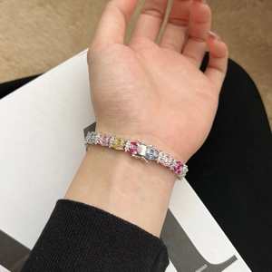 Dettaglio del bracciale in argento S925 con pietre preziose di zirconi colorati