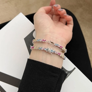 Détail macro du bracelet tennis en argent S925 avec zircons colorés taille baguette