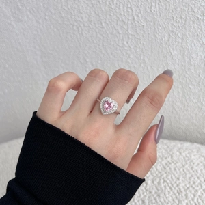 Détail macro de la bague en argent S925 avec zircon rose en cœur et sertissage halo