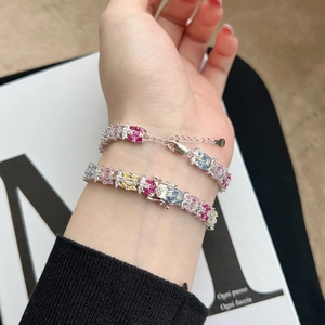 Dettaglio di bracciali tennis in argento S925 con zirconi colorati a taglio quadrato