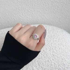Bague élégante en argent 925 avec zircon rose en forme de cœur et sertissage pavé sur la main