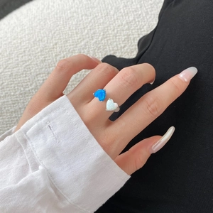 Nahaufnahme S925 Silberring mit eingelegten blauen und weißen herzförmigen Opalen