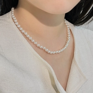 Nahaufnahme einer eleganten S925 Silberkette mit hochglänzenden Süßwasserperlen