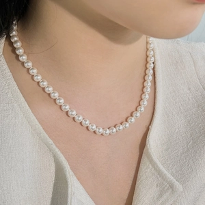 Elegante S925 Sterling Silber Halskette mit echten Süßwasserperlen an einem Frauenmodel