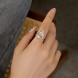 Détail de la bague nœud en argent S925 avec diamants pavés et pierre taille poire