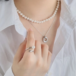 Detail von elegantem S925 Silber Perlenhalsketten und Ring Set an einem Modell