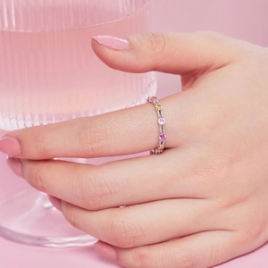 Détail d'une bague en argent S925 ornée de zircons colorés portés par un mannequin
