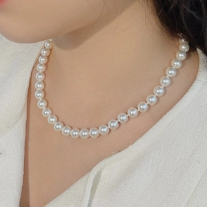 Detailansicht der eleganten S925 Silberkette mit runden 8mm weißen Süßwasserperlen