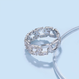 Vue détaillée de la bague chaîne en argent S925 sertie de zircons cubiques clairs