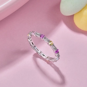 Gros plan d'une bague en argent S925 ornée de zircons multicolores de taille ronde