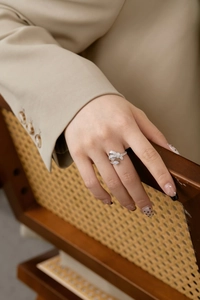 Détail de la bague nœud en argent S925 avec zircons pavés et pendentif en forme de poire