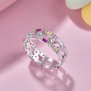 Gros plan d'une bague en argent S925 avec zircons colorés et design de chaîne évidée