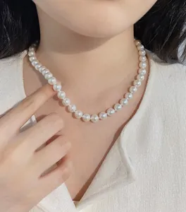 Detail einer eleganten S925 Sterlingsilberkette mit hochwertigen Süßwasserperlen am Modell