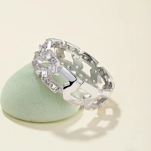 Gros plan d'une bague S925 au design géométrique avec incrustation de zircon carré