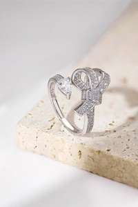 Macro d'une bague nœud en argent S925 sertie de diamants brillants et pierre en cœur