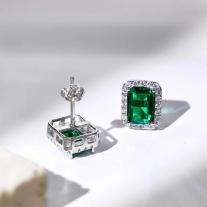 Boucles d'oreilles élégantes en argent S925 avec zircon vert et entourage de diamants
