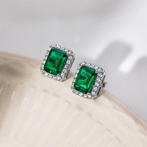 Élégantes boucles d'oreilles S925 en zircon vert coupe émeraude et serti halo