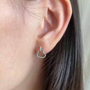 Nahaufnahme der S925 Sterling Silber Herzohrringe mit Pavé-Kristallen am Modell