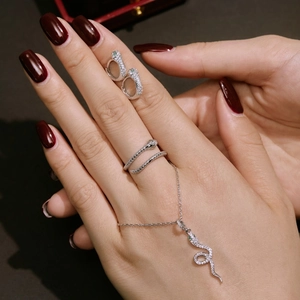 Parure de bijoux serpent en argent avec collier, boucles d'oreilles et bague en zircone