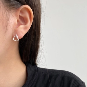 Nahaufnahme von S925 Sterlingsilber Herz-Ohrringen mit Zirkonia-Besatz am Ohr getragen