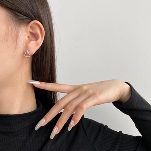 Elegante S925 Sterling Silber Herzstecker mit glitzerndem Zirkonia-Pflaster am Modell
