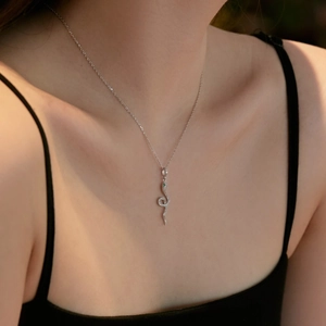 Collier serpent en argent S925 avec zircons blancs et pierres précieuses vertes pour femme