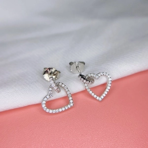 Exquisite S925 Sterling Silber Herzohrringe mit funkelndem Pavé-Zirkonia besetzt