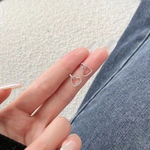 S925 Sterlingsilber Herz Creolen mit weißen Zirkonia Besatz am Modell getragen