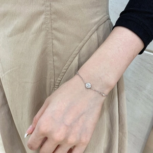 Minimalist S925 silver bracelet featuring a central round sparkling diamond on a thin chain