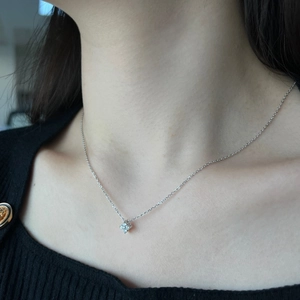 Gros plan du collier trèfle à quatre feuilles en argent S925 avec pendentif en zircone