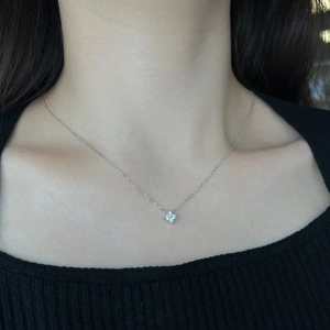Détail du collier trèfle en argent S925 porté sur la clavicule par un mannequin réel