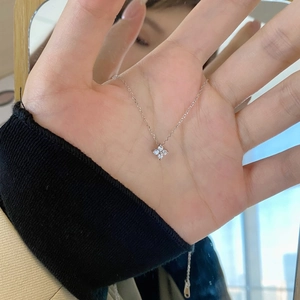 Détail du collier trèfle en argent S925 avec des pierres de zircone scintillantes