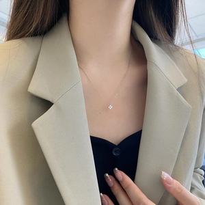 Élégant collier trèfle en argent sterling S925 avec cristaux étincelants sertis pavé