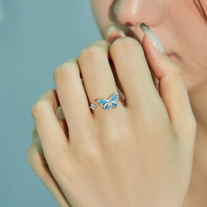 Eleganter S925 Sterlingsilber Schmetterlingsring mit funkelnden blauen Edelsteinen