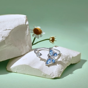 Detailansicht des Schmetterlingsrings aus S925 Silber mit blauen Steinen und Zirkon