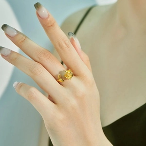 Detailansicht des vergoldeten, drehbaren Rosen-Rings mit verstellbarem, offenem Design