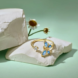 Detailansicht S925 Silberring mit blauem Schmetterling und funkelndem Zirkonia-Stein