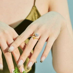 Detail des drehbaren S925 Silber-Sonnenblumen-Rings mit gelbem Edelstein im Bienen-Design