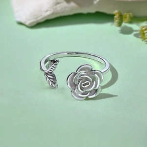 Eleganter S925 Sterlingsilber Ring mit drehbarer Rose und Blatt im Retro-Design