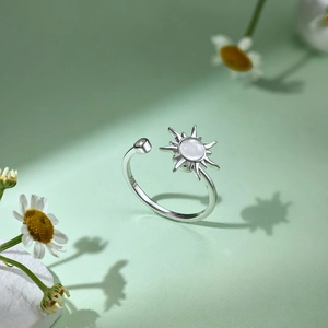 Detail eines S925 Sterling Silber Sonnenrings mit Opalstein und Zirkonia
