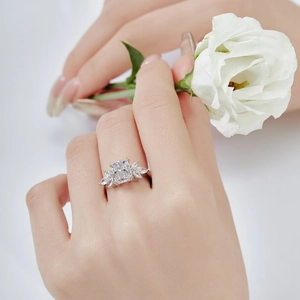 Bague en argent S925 avec zircon rectangulaire et pierres marquises portée sur le doigt