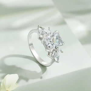 Détail du poinçon S925 sur une bague en argent massif avec zircons taille glace