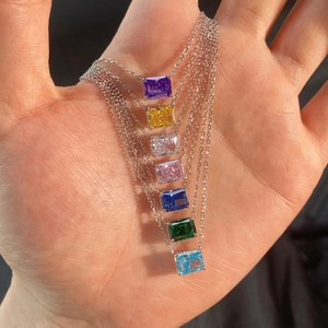 Set di sette collane in argento S925 con cristalli rettangolari colorati sul palmo