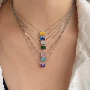 Dettaglio di collane in argento S925 con pietre preziose quadrate indossate da una modella