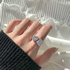 Détail de la bague Toi et Moi en argent S925 avec pierres poire et carrée sur la main