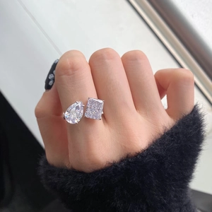 Détail de la bague ouverte en argent S925 avec diamants de taille poire et rectangulaire